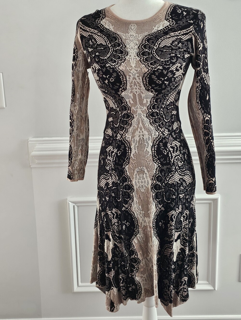 BCBGMAXAZRIA Silk Blend Knit Lace Print Long Sleeve Dress - M